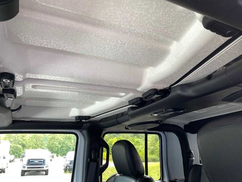 Used 2021 Jeep Gladiator Overland image 23