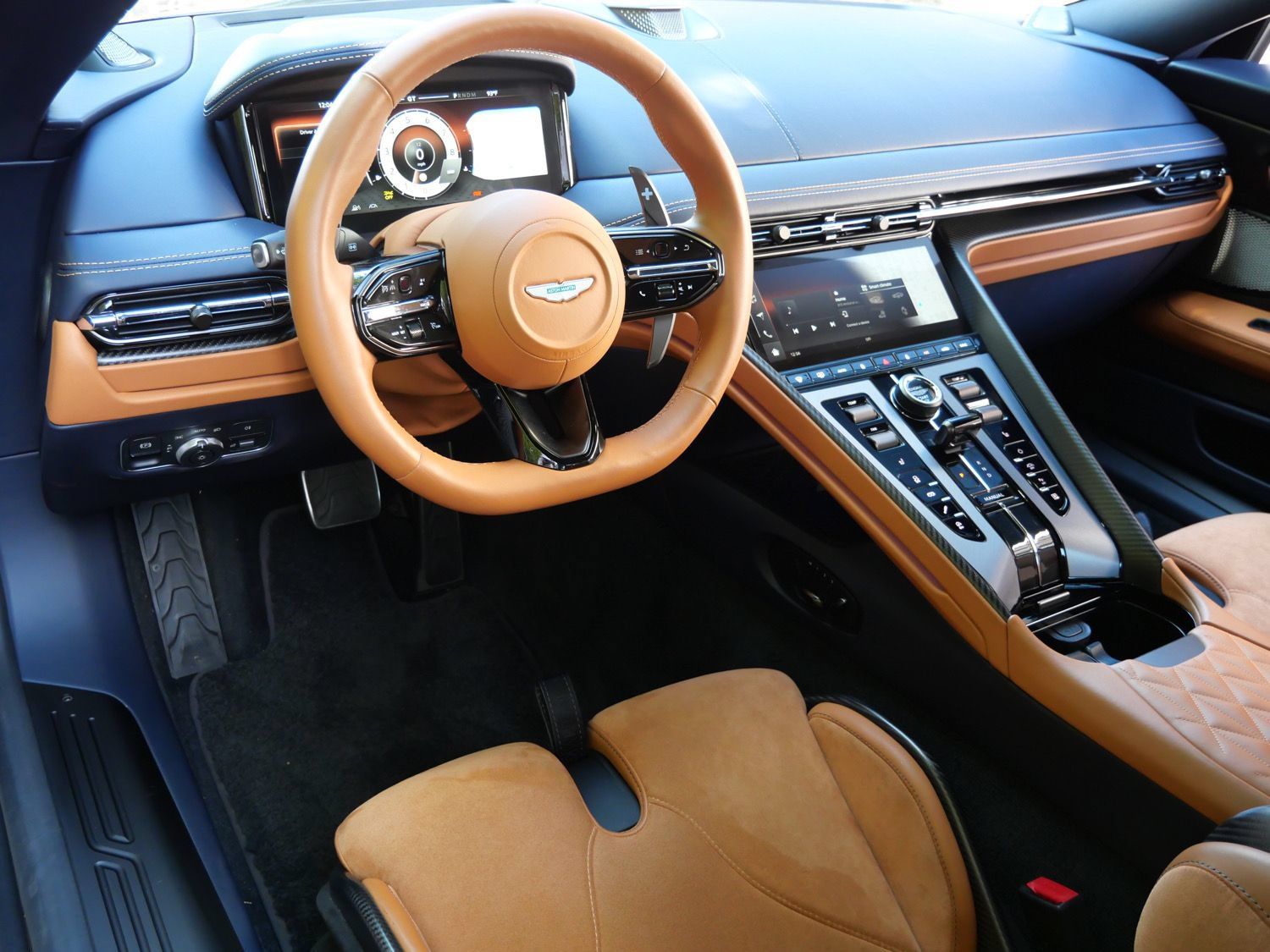 Used 2024 Aston Martin DB12 Coupe RWD image 3