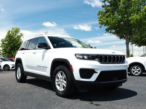 Used 2024 Jeep Grand Cherokee Laredo RWD image 3