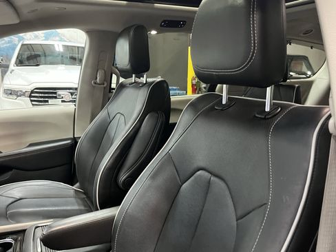 Used 2023 Chrysler Pacifica Limited FWD image 19
