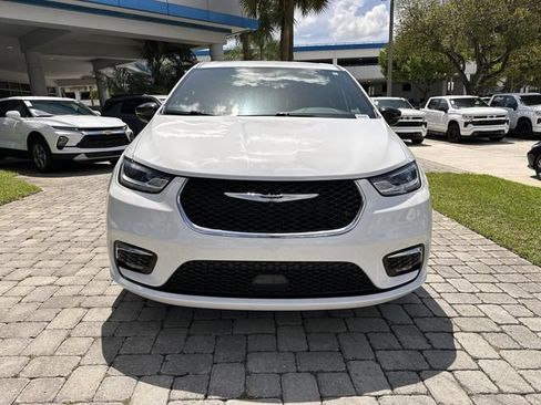 Used 2024 Chrysler Pacifica Touring FWD image 19