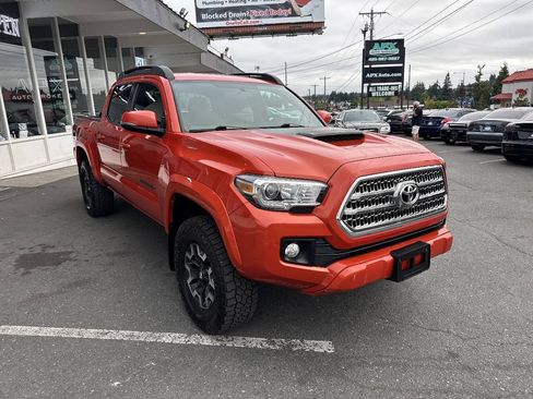 Used 2017 Toyota Tacoma TRD Sport w/ Tow Package AWD/4WD image 10