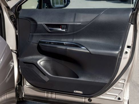 Used 2024 Toyota Venza XLE AWD/4WD image 14