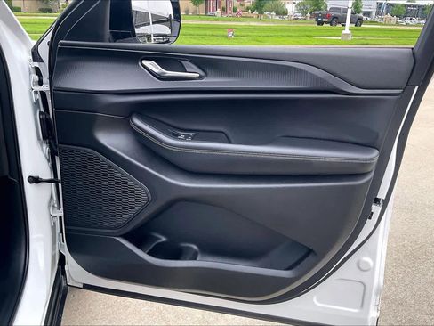 Used 2025 Jeep Grand Cherokee Altitude image 22