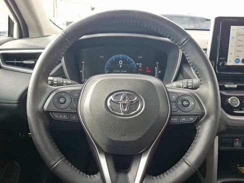 Used 2023 Toyota Corolla Cross XLE image 19