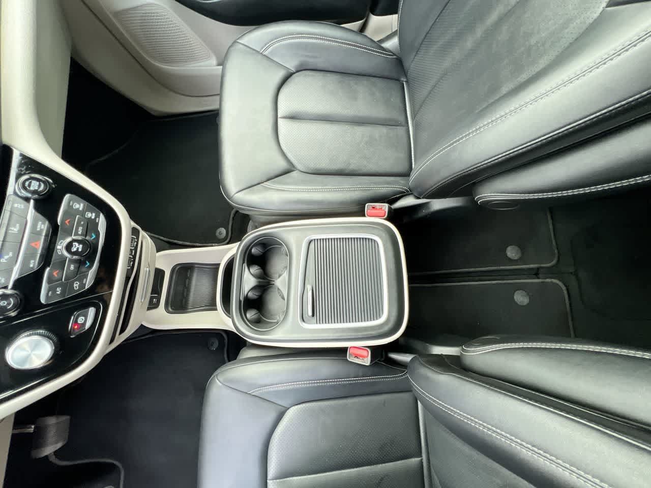Used 2024 Chrysler Pacifica Touring-L FWD image 21
