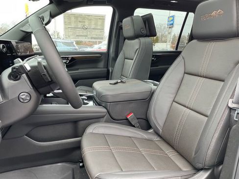 New 2026 Chevrolet Suburban High Country image 9