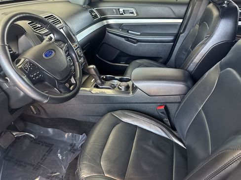 Used 2017 Ford Explorer XLT w/ Equipment Group 202A AWD/4WD image 11
