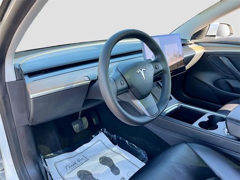 Used 2021 Tesla Model 3 Standard Range Plus image 9