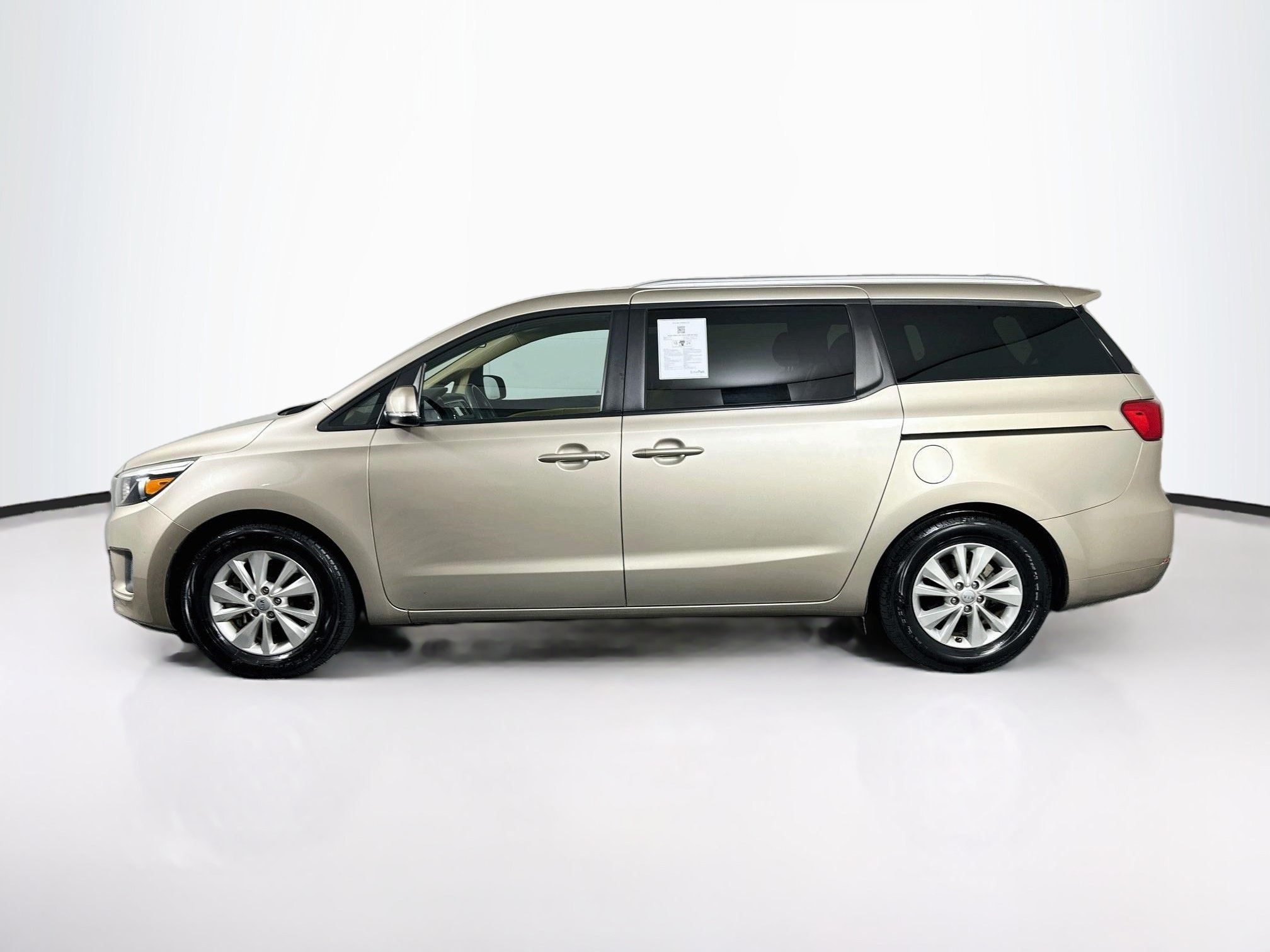 Used 2016 Kia Sedona LX w/ Option Group 020 FWD image 4