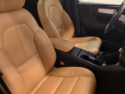 Used 2019 Volvo XC40 T5 Momentum image 10