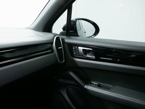 Certified 2023 Porsche Cayenne Platinum Edition w/ Assistance Package image 24