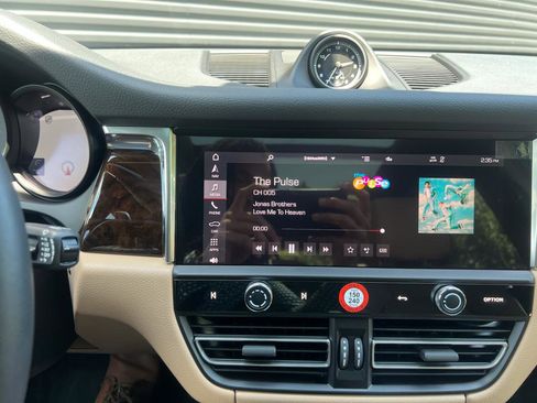 Certified 2025 Porsche Macan image 21