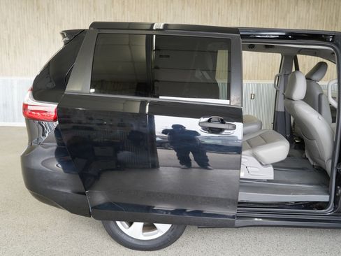 Used 2020 Toyota Sienna L image 37