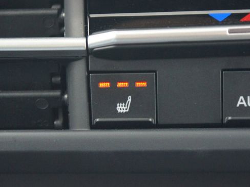 Used 2025 Toyota Sienna XSE w/ XSE Plus Package image 9