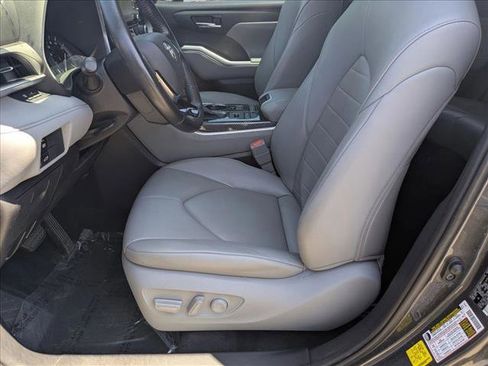 Used 2021 Toyota Highlander XLE AWD/4WD image 16