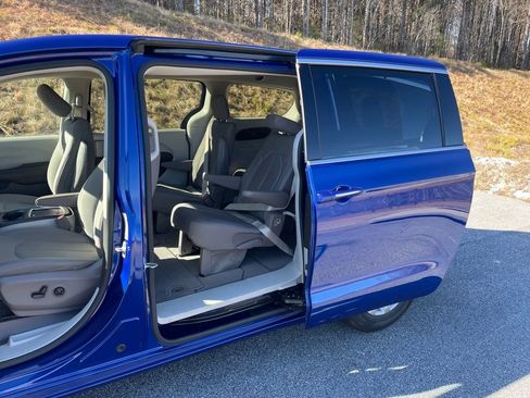 Used 2019 Chrysler Pacifica Touring Plus image 22