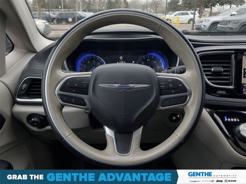 Used 2019 Chrysler Pacifica Limited image 27