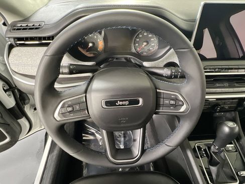 Used 2022 Jeep Compass Latitude AWD/4WD image 11