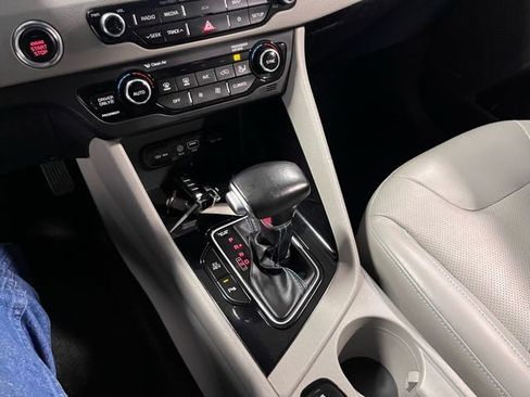 Used 2018 Kia Niro EX Premium image 28