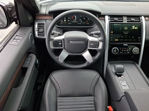 Used 2025 Land Rover Discovery Dynamic SE AWD/4WD image 12