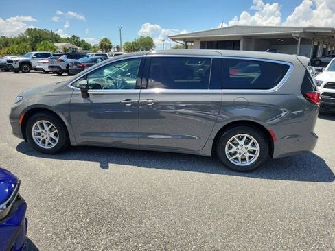 Used 2023 Chrysler Pacifica Touring-L FWD image 13