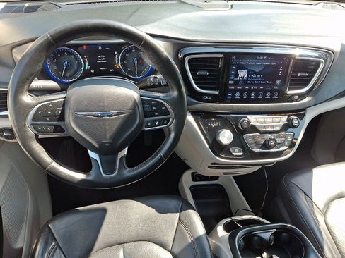 Used 2020 Chrysler Pacifica Touring-L Plus FWD image 10