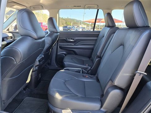 Used 2025 Toyota Grand Highlander AWD image 12