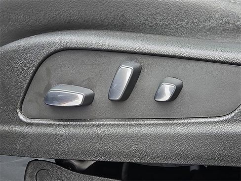 Used 2025 Cadillac XT6 Premium Luxury image 18