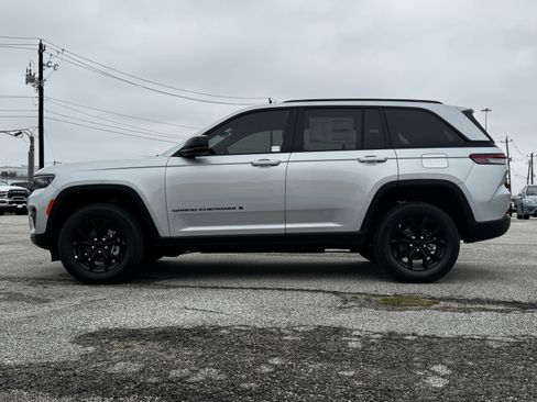 New 2025 Jeep Grand Cherokee Altitude image 7