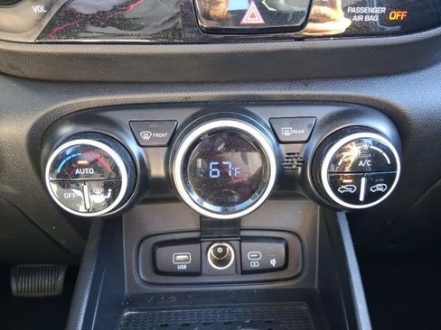 Used 2023 Hyundai Venue Limited image 22