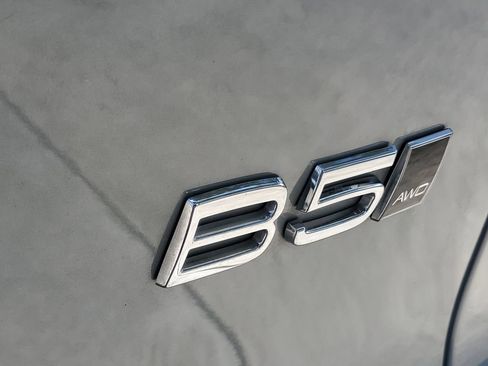 Certified 2024 Volvo XC40 B5 Plus AWD/4WD image 8