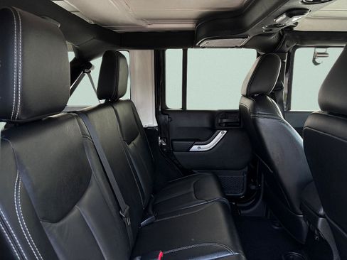 Used 2018 Jeep Wrangler Unlimited Sahara w/ Connectivity Group AWD/4WD image 22