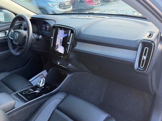 Certified 2025 Volvo XC40 B5 Ultra AWD/4WD image 19