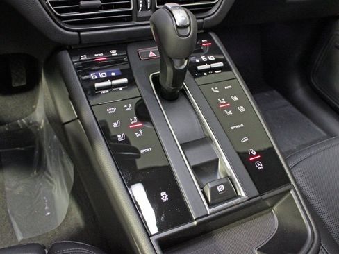 Certified 2025 Porsche Macan AWD/4WD image 27