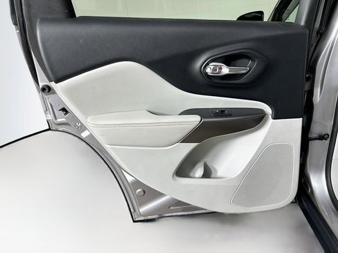 Used 2019 Jeep Cherokee Limited image 28