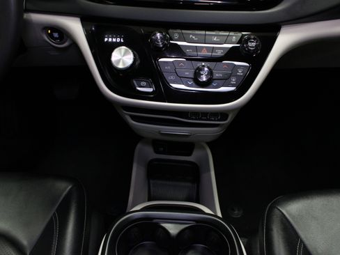 Used 2024 Chrysler Pacifica Touring-L FWD image 21
