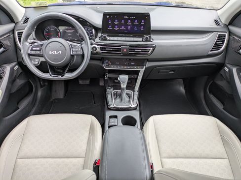 Certified 2023 Kia Seltos SX w/ SX Sunroof Package AWD/4WD image 11