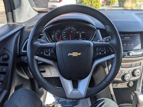 Used 2020 Chevrolet Trax LT w/ LT Convenience Package AWD/4WD image 18