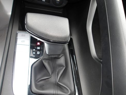 Certified 2025 Hyundai Elantra SE image 21