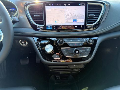 New 2026 Chrysler Pacifica Select image 16