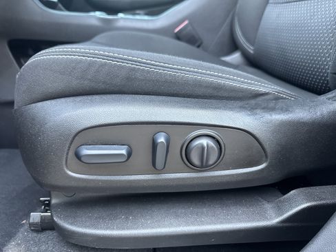 Used 2023 GMC Terrain SLE w/ Driver Convenience Package image 6