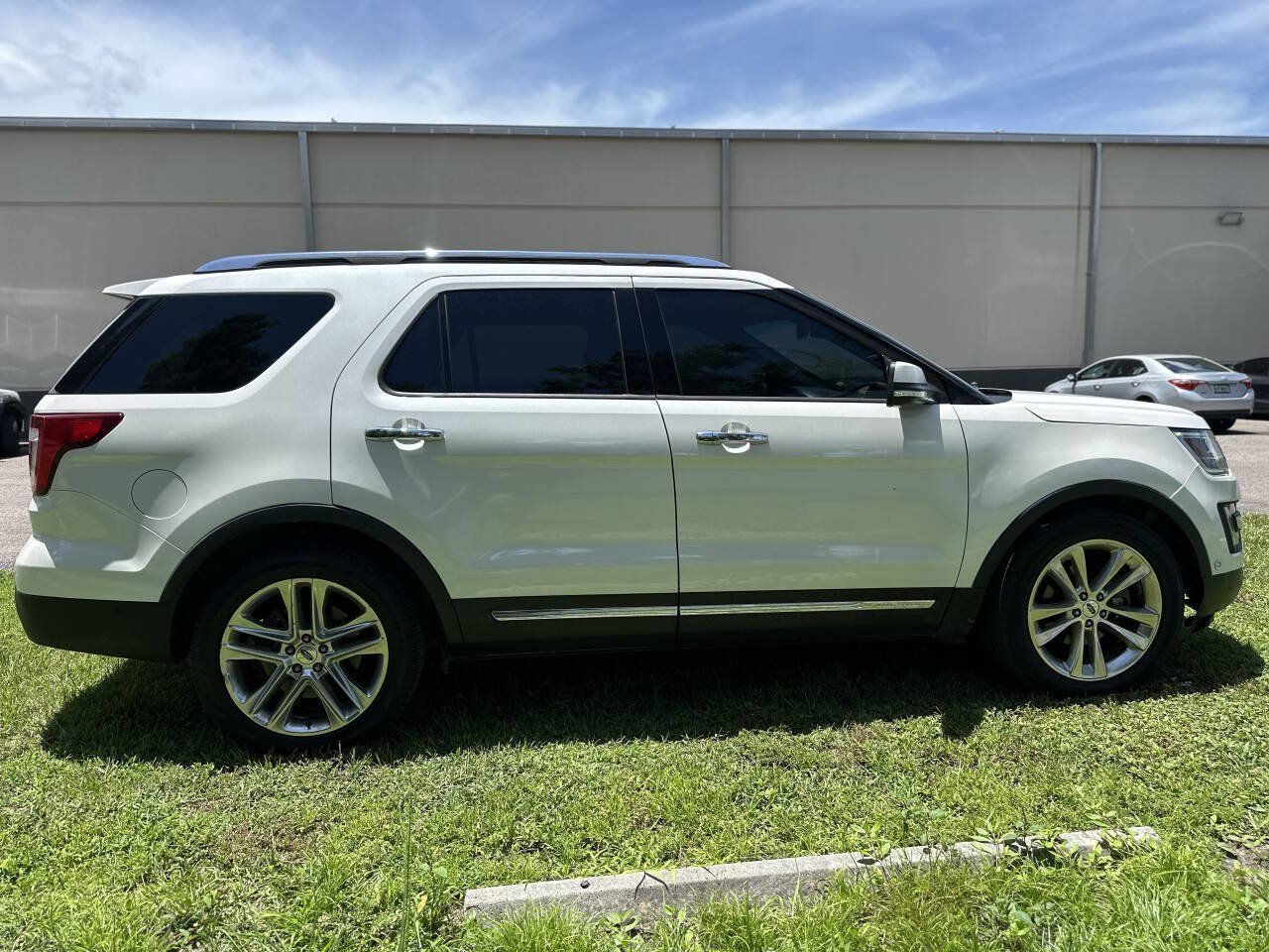 Used 2017 Ford Explorer Limited w/ Equipment Group 301A FWD image 8