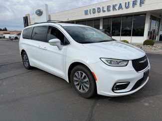 Used 2022 Chrysler Pacifica Touring-L w/ Uconnect Theater Family Group video 1