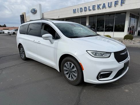 Used 2022 Chrysler Pacifica Touring-L w/ Uconnect Theater Family Group image 1