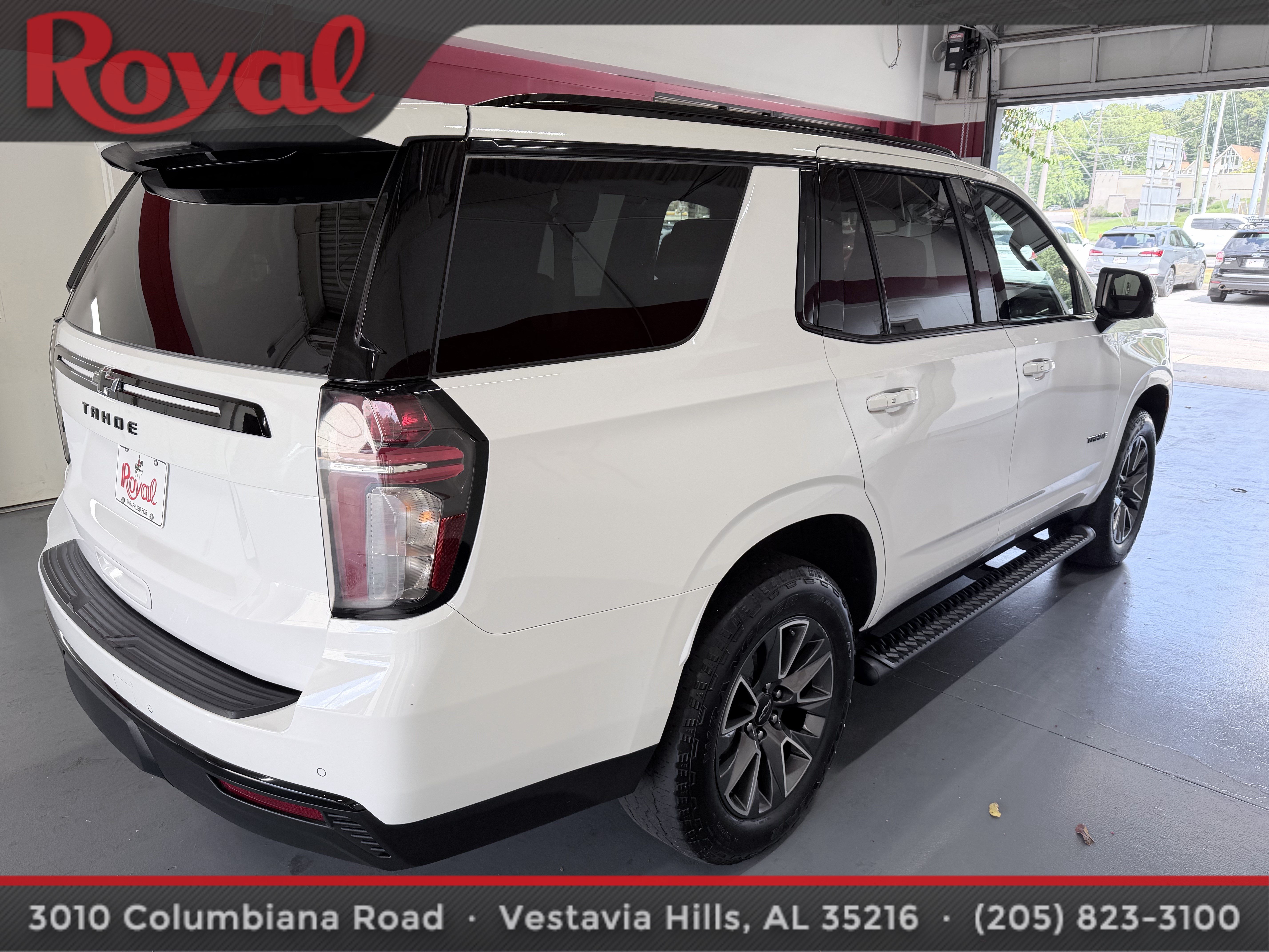 Used 2023 Chevrolet Tahoe Z71 w/ Luxury Package AWD/4WD image 4