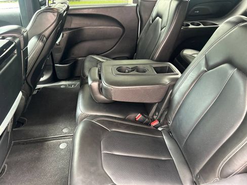 Used 2023 Chrysler Pacifica Touring-L w/ Uconnect Theater Family Group FWD image 10