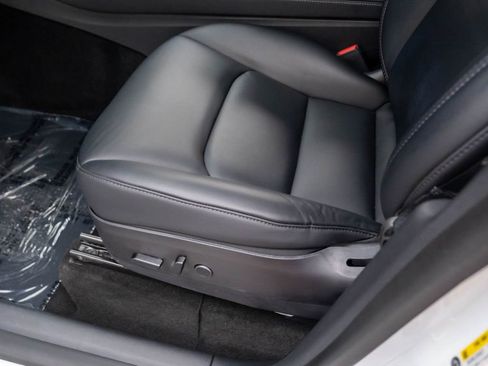 Used 2022 Tesla Model Y Long Range image 15