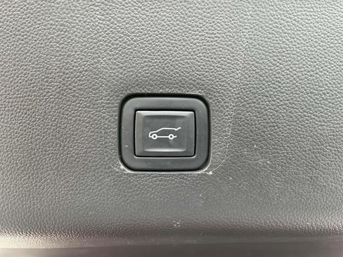 Used 2023 Chevrolet Traverse Premier FWD image 9