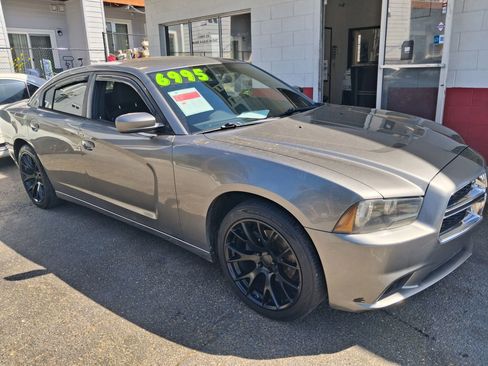 Used 2012 Dodge Charger SE RWD image 3